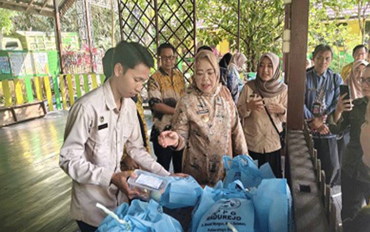 Bupati Kobar Tinjau Pembagian MBG Dari Dapur Hingga Sekolah