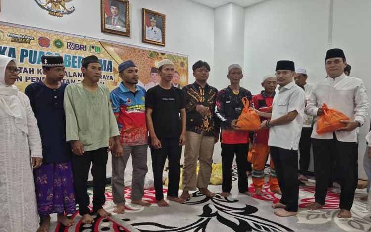Pemko Palangka Raya Salurkan 450 Paket Pangan untuk Relawan Damkar