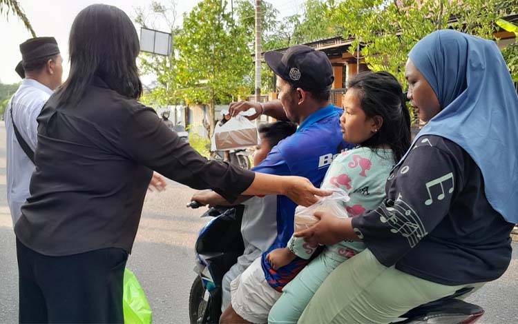 KKKS Baamang Bagikan 2.400 Paket Takjil Semarakkan Ramadan di Sampit