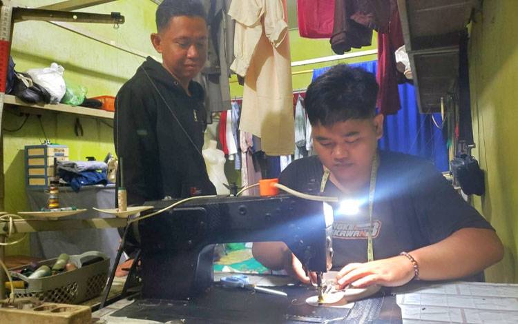 Ramadan Bawa Berkah, Penjahit di Sampit Kebanjiran Orderan Permak Pakaian Jelang Lebaran