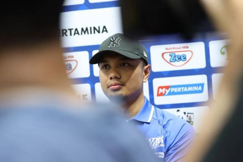 Pemain Satria Muda Pertamina Bandung Yudha Saputera menjawab pertanyaan wartawan di GOR C-Tra Arena Bandung, Jawa Barat, Senin (5/1/2025). HO-IBL