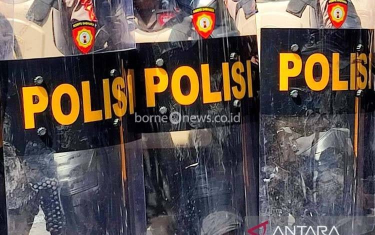 Ilustrasi - Sejumlah polisi berjaga-jaga saat aksi unjuk rasa di Makassar, Sulawesi Selatan. ANTARA/Darwin Fatir