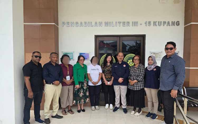 Pendampingan Lembaga Perlindungan Saksi dan Korban (LPSK) kepada keluarga almarhum Prada Lucky dalam sidang banding perkara penganiayaan yang menyebabkan korban meninggal dunia pada sidang banding terhadap 22 prajurit TNI terdakwa digelar di Pengadilan Tinggi Militer III-12 Surabaya, Jawa Timur, Rabu (11/3/2026). ANTARA/HO-LPSK