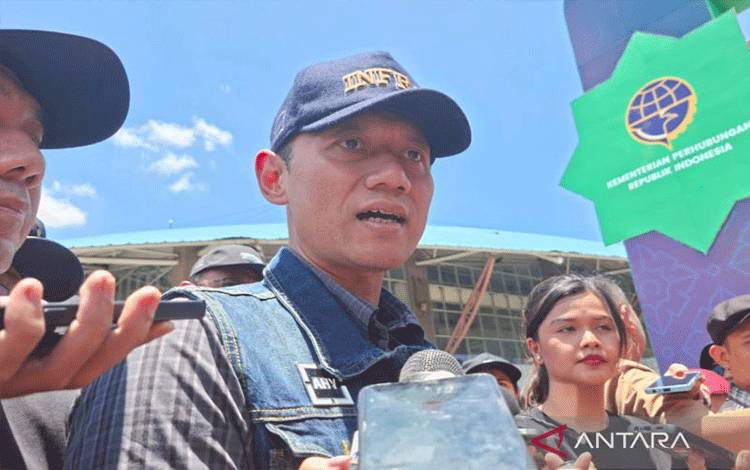 Menteri Koordinator Bidang Infrastruktur dan Pembangunan Kewilayahan Agus Harimurti Yudhoyono (AHY) memberikan keterangan kepada awak media setelah melakukan pelepasan program mudik gratis bertajuk "GoMudik: Pasti Ada Jalan Silaturahmi di Kampung Halaman" di Terminal Terpadu Pulo Gebang, Jakarta Timur, Jumat (13/3/2026). (ANTARA/Siti Nurhaliza).