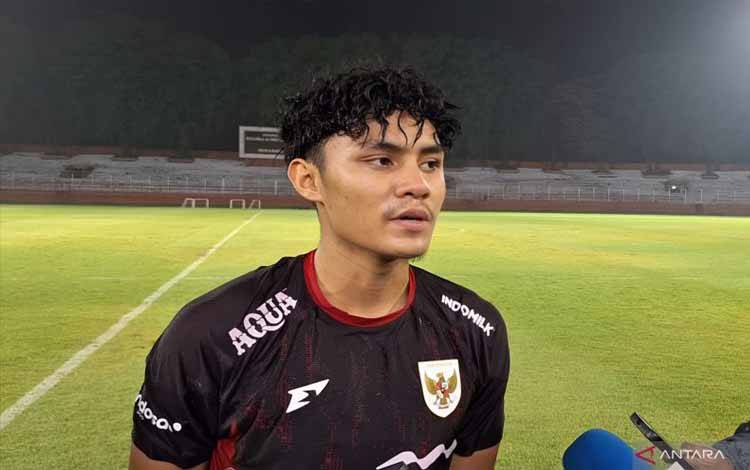 Pesepakbola Timnas Indonesia U-20 Rafa Raditya Abdurahman saat diwawancarai wartawan setelah latihan tim di Stadion Gelora 10 November, Surabaya Jawa Timur, Jumat (13/3/2026). ANTARA/Naufal Ammar Imaduddin