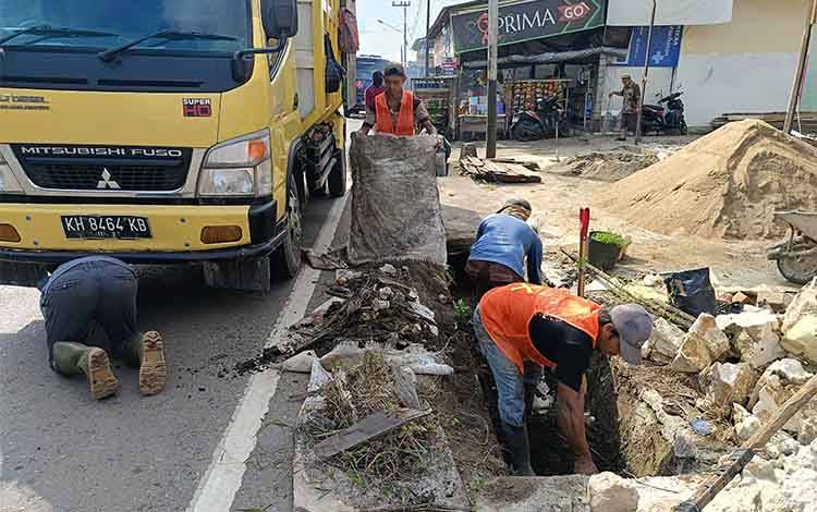 Dinas PUPR Bartim Intensifkan Pembersihan Drainase Jelang Arus Mudik Lebaran
