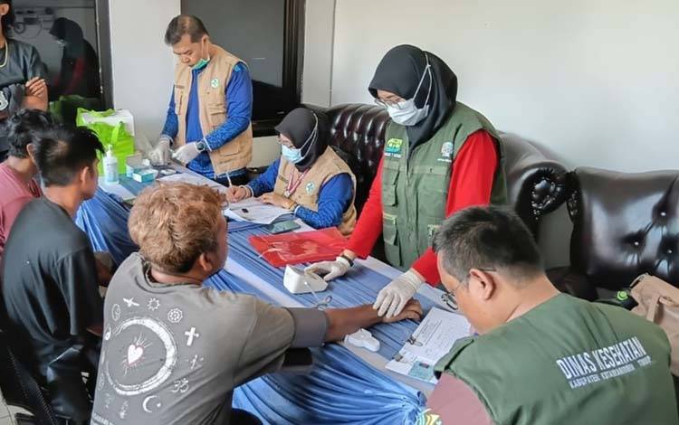 Pemeriksaan kesehatan dan tes narkoba sopir travel/taksi di Islamic Center Sampit, Sabtu, 14 Maret 2026. (FOTO: Dinkes Kotim)