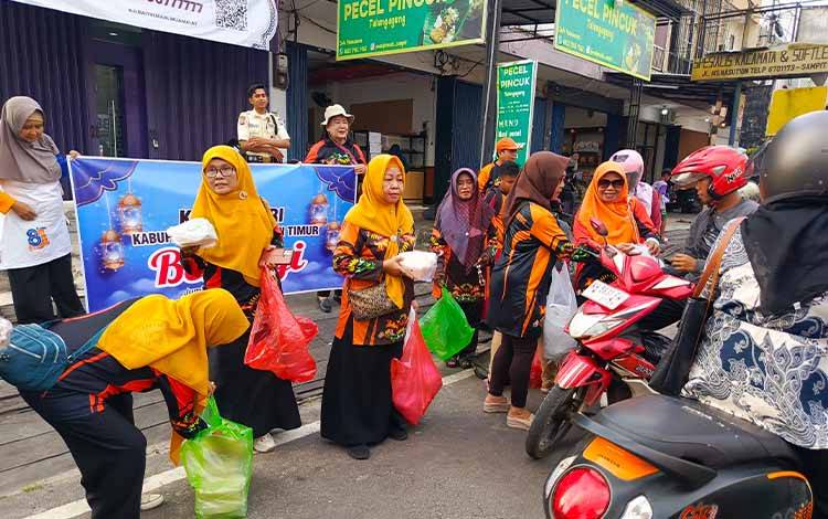 PWRI Kotawaringin Timur Hadirkan Kehangatan Ramadan Lewat Aksi Berbagi Takjil