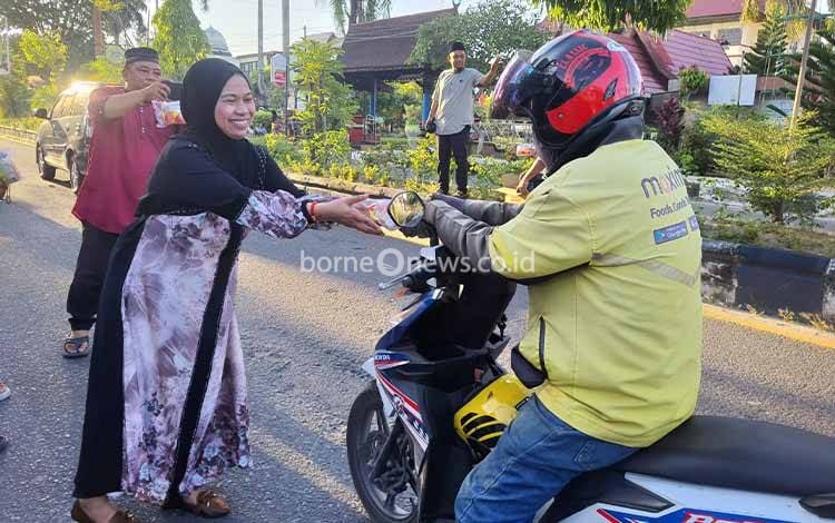 PWI Kotawaringin Timur Berbagi Takjil untuk Warga Sampit