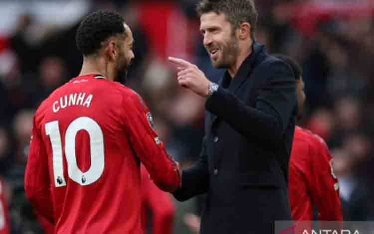 Pelatih Interim Manchester United Michael Carrick (kanan) dan pesepak bola Matheus Cunha (kiri) berselebrasi usai laga lanjutan Premier League melawan Manchester City di Old Trafford, Manchester, Inggris, Sabtu (17/1/2026). MU berhasil mengalahkan City dengan skor 2-0 dalam partai debut Carrick yang ditunjuk menjadi pelatih interim menggantikan pelatih terdahulu Ruben Amorim yang dipecat. ANTARA FOTO/Reuters/Phil Noble/bar