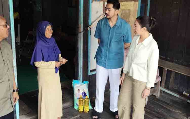 Monica Putri Bersama sang Suami Nadhif Bagikan Zakat Keluarga H Abdul Rasyid AS di Kelurahan Mendawai