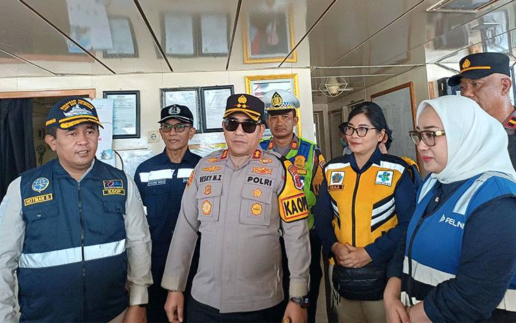 Kapolres Kotim Tinjau Aktivitas Arus Mudik di Pelabuhan Sampit