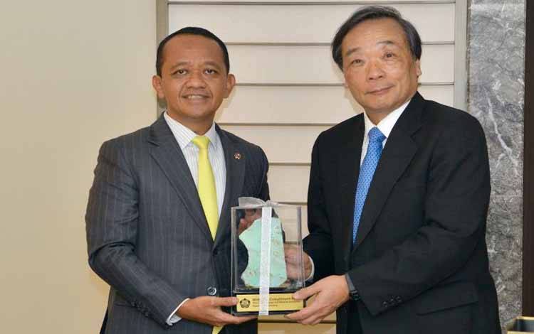Menteri Energi dan Sumber Daya Mineral (ESDM) Bahlil Lahadalia (kiri) melakukan pertemuan dengan CEO INPEX Corporation Takayuki Ueda (kanan) di Tokyo, Jepang, Minggu (15/3/2026). ANTARA/HO-Humas Kementerian ESDM