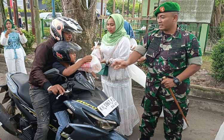 Kodim 1015 Sampit Berbagi Takjil di Bulan Ramadan, Pererat Silaturahmi dengan Warga
