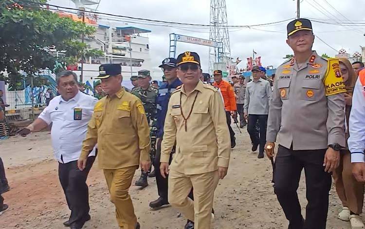 Gubernur Kalimantan Tengah Agustiar Sabran meninjau arus mudik di Pelabuhan Sampit, Senin, 16 Maret 2026. (FOTO: DEWIP)