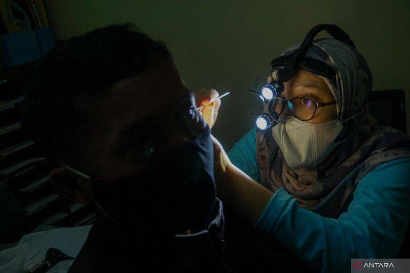 Arsip Foto - Dokter spesialis telinga, hidung, dan tenggorokan memeriksa telinga pasien di RSUD Kalisari, Kabupaten Batang, Jawa Tengah.(ANTARA FOTO/Harviyan Perdana Putra/tom)