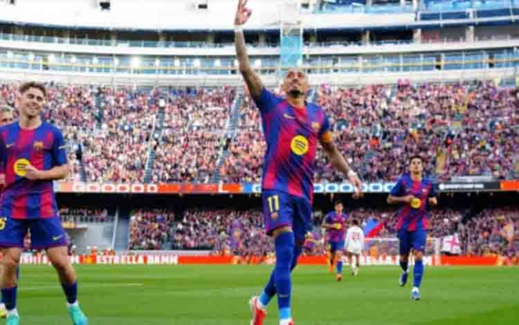 Raphinha Nikmati Peran Barunya Sebagai Penyerang Tengah Barcelona