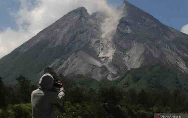 Gunung Merapi Luncurkan Dua Awan Panas Guguran Sejauh 1,6 Km
