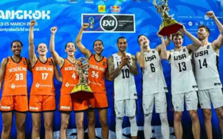 Timnas bola basket 3x3 putra AS dan timnas putri Belanda merayakan gelar juara FIBA 3x3 Champions Cup 2026, di Bangkok, Thailand, Minggu (15/3/2026). (FIBA)
