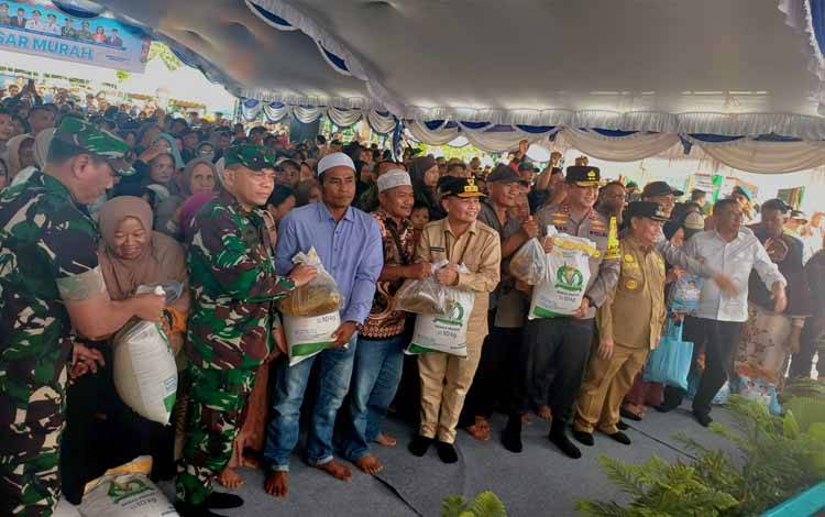 Gubernur Kalteng Salurkan 37.754 Bantuan Pangan Presiden di Kotim