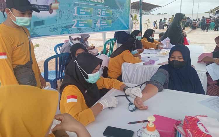 Kunjungan Gubernur Kalteng, Warga Antusias Ikuti Pemeriksaan Kesehatan Gratis di Pembuang Hulu
