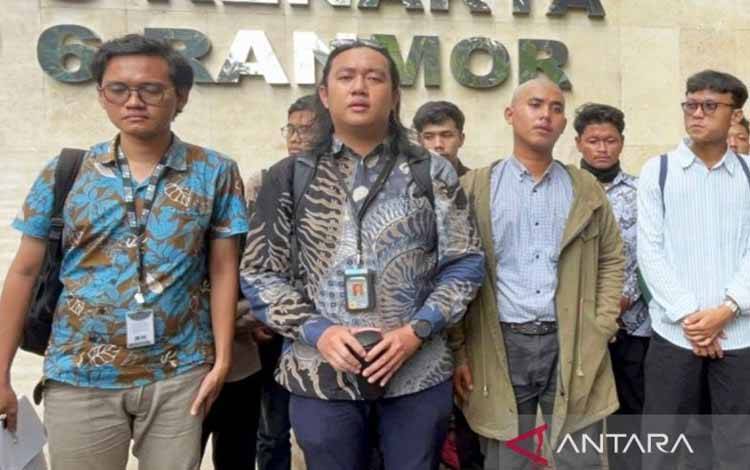 Arsip foto - Perwakilan Tim Advokasi untuk Demokrasi (TAUD) Andrie Yunus (kedua kiri) saat ditemui di Polda Metro Jaya, Jakarta, Rabu (4/6/2025). ANTARA/Ilham Kausar/aa