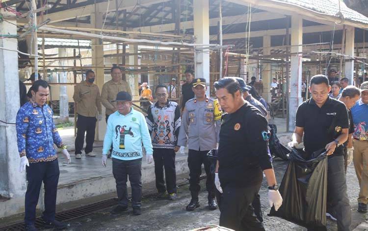 Bupati dan Wakil Bupati Pulang Pisau Turun Langsung Bersihkan Pasar dalam Kegiatan ASRI