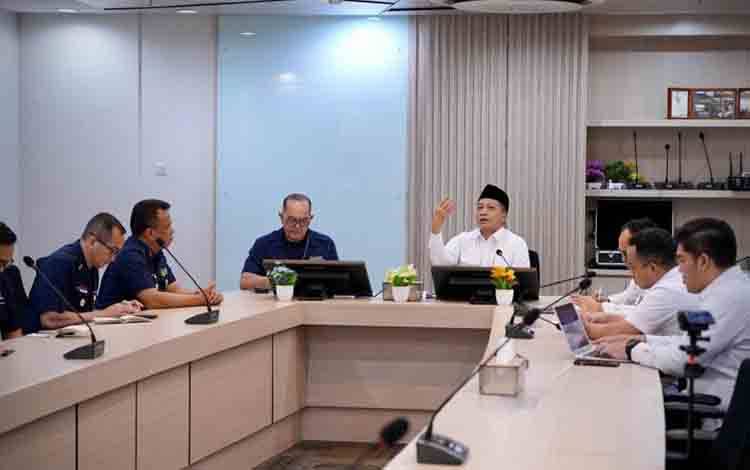 Menteri Koperasi Ferry Juliantono (kanan) melakukan pertemuan dengan Direktur Utama Joao Angelo De Sousa Mota di kantor PT Agrinas Pangan Nusantara, Jakarta, Senin (16/3/2026). (ANTARA/HO-Kemenkop)