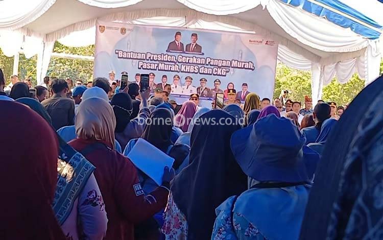 Ratusan Warga Kasongan Kecewa, Antre Sejak Pagi Tak Kebagian Beras Gratis Gubernur Kalteng