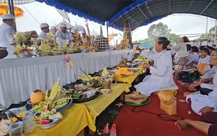 Ratusan Umat Hindu di Palangka Raya Padati Tepian Kahayan Ikuti Ritual Melasti Jelang Nyepi