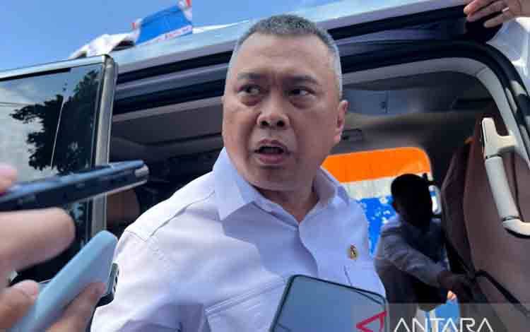 Menteri Perhubungan Dudy Purwagandhi menjawab pertanyaan awak media usai menghadiri Pencanangan Pembangunan Hunian Dalam Rangka Mendukung Program 3 Juta Rumah di lahan aset PT Kereta Api Indonesia di kawasan Stasiun Manggarai, Jakarta, Senin (16/3/2026). ANTARA/Harianto