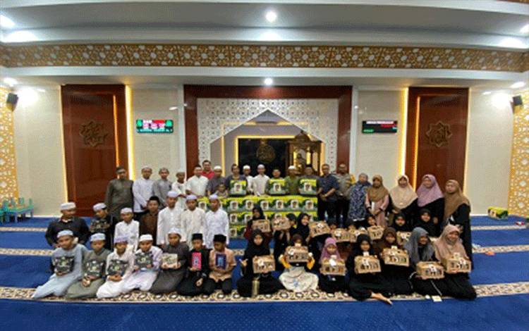 Masjid Natabel Jannah Gelar Khataman Al-Qur'an, Wakapolri Berikan Bingkisan Lebaran