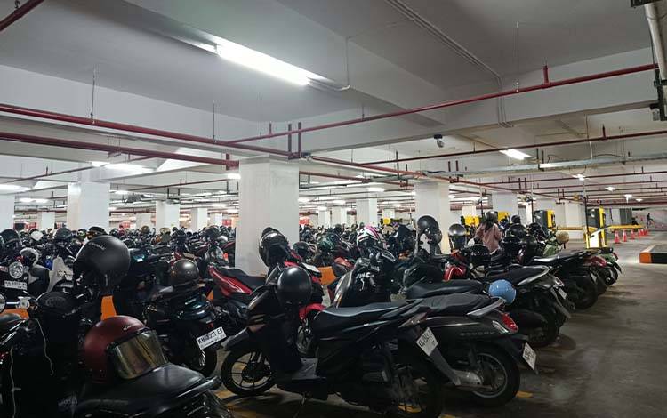 Parkir kendaraan bermotor. (Foto: MARINI)