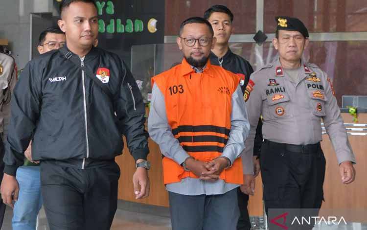 Mantan staf khusus Menteri Agama era Yaqut Cholil Qoumas, Ishfah Abidal Aziz atau Gus Alex (tengah) berjalan keluar dengan mengenakan rompi tahanan di Gedung Merah Putih KPK, Jakarta, Selasa (17/3/2026). KPK menahan Ishfah Abidal Aziz selama 20 hari ke depan atau hingga 5 April 2026 usai diperiksa sebagai tersangka kasus dugaan korupsi kuota haji. ANTARA FOTO/Reno Esnir/app/tom. (ANTARA FOTO/RENO ESNIR)