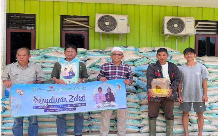 Penyaluran zakat H Abdul Rasyid dan keluarga kepada masyarakat di Barito Utara.(FOTO: Istimewa)