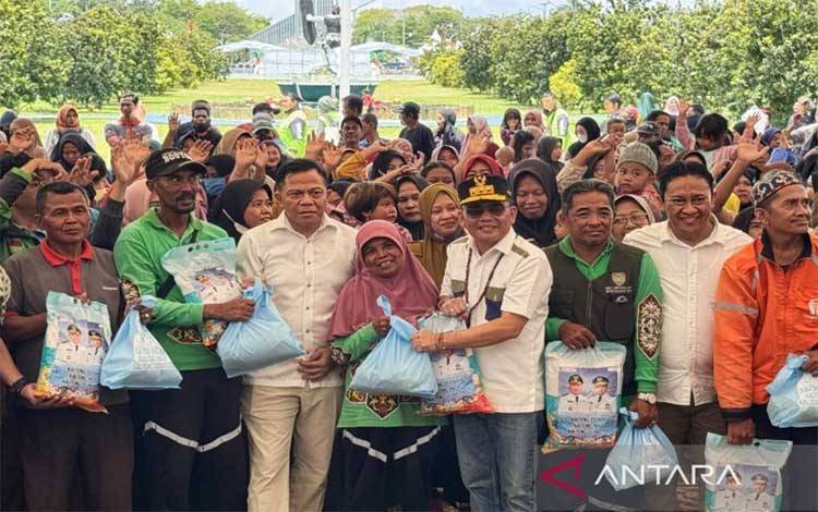 Gubernur Kalteng Gratiskan 2.052 Paket Sembako untuk Ojol hingga Petugas Kebersihan