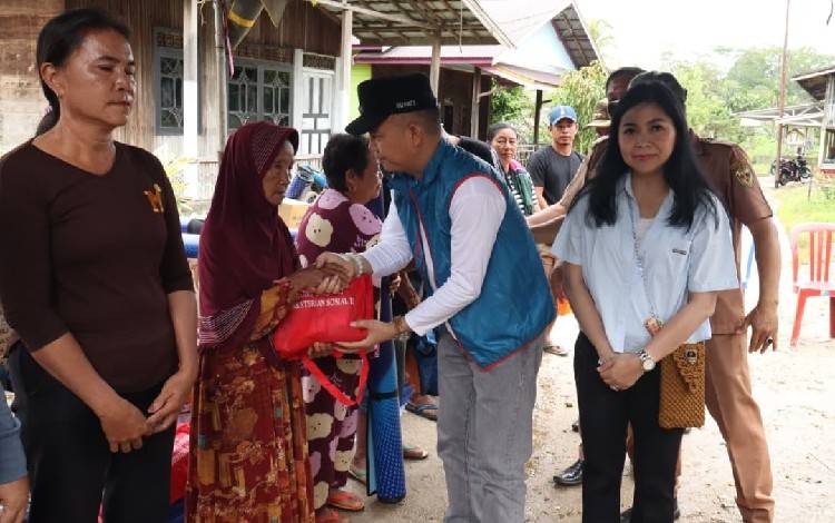 Pemkab Gunung Mas Beri Bantuan kepada Korban Kebakaran Rumah di Tewah