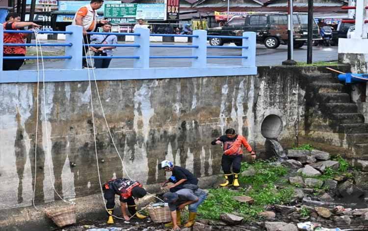 BPBD Palangka Raya Bersihkan Saluran Air di Jalan Mendawai - Sakan untuk Tindaklanjuti Arahan Wali Kota