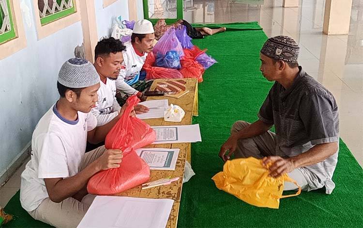 Penerimaan zakat fitrah, zakat maal, infak, dan sedekah dari masyarakat menjelang Hari Raya Idulfitri 1447 Hijriah, di Masjid Agung Ar-Rahman Tamiang Layang kabupaten Barito Timur. (FOTO: AGUSTINUS BOLE MALO)