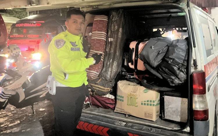 Polisi Hentikan Mobil Ambulans yang Membawa Pemudik