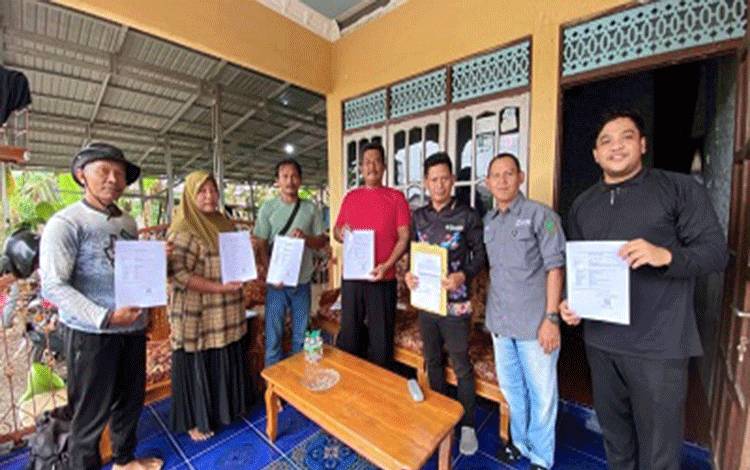 SSMS menyerahkan elektronik Surat Tanda Daftar Budidaya atau e-STDB kepada pekebun kelapa sawit swadaya di Kecamatan Pandih Batu, Kabupaten Pulang Pisau. (FOTO: Istimewa)