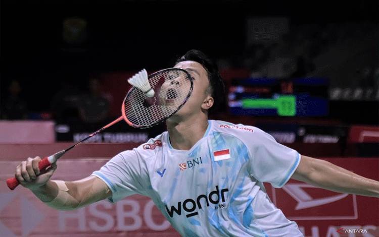 Pebulu tangkis Indonesia Anthony Sinisuka Ginting mengembalikan kok ke arah pebulu tangkis Belgia Julien Carraggi pada babak 32 besar Daihatsu Indonesia Masters 2026 di Istora Senayan, Jakarta, Rabu (21/1/2026). Ginting melaju ke babak 16 besar usai menang dalam rubber gim 12-21, 21-15 dan 21-10. ANTARA FOTO/Sulthony Hasanuddin/wsj.