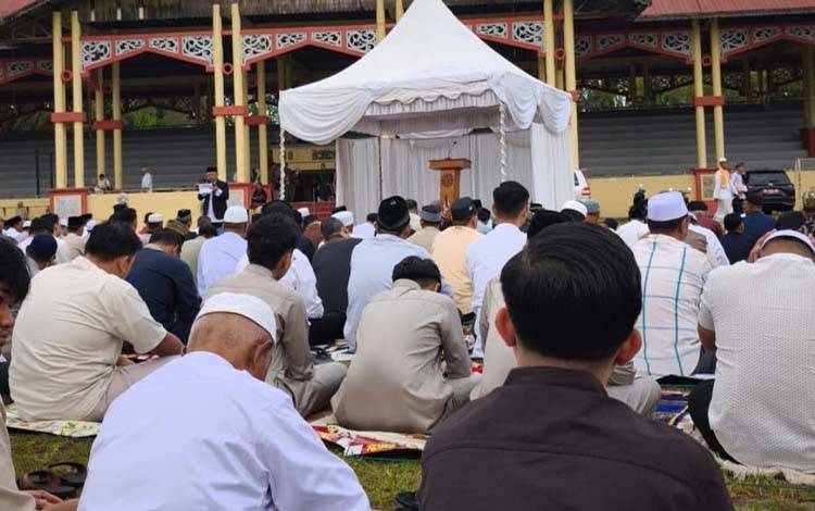 Suasana salat Idulfitri di Lapangan Sanaman Mantikei (Foto : PATHUR)
