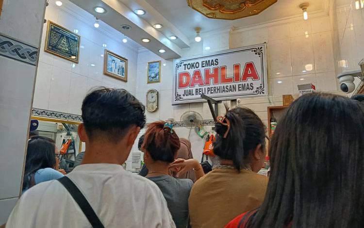 Warga Palangka Raya Berburu Emas di Pasar Besar Palangka Raya Jelang Hari Raya Idulfitri