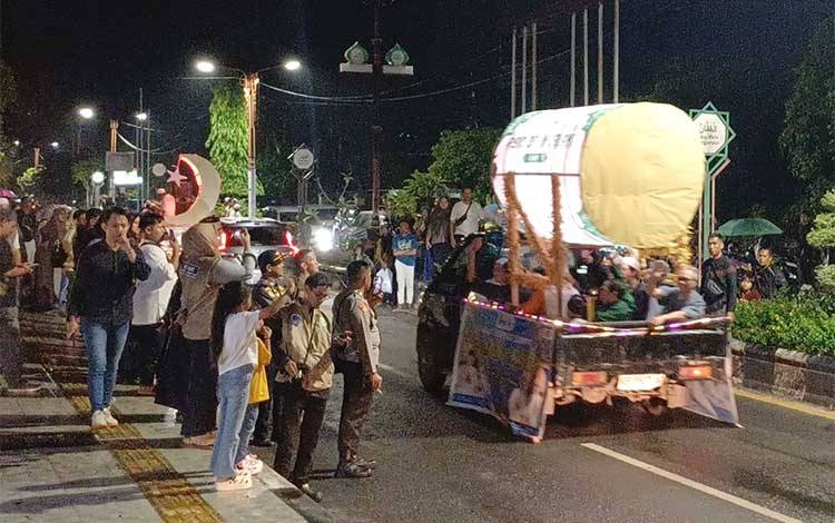 Pawai Takbiran di Sampit Tetap Semarak Meski Hujan, Diikuti Lebih dari 80 Kendaraan Hias
