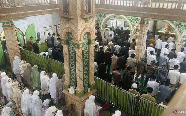 Salat Id Digelar di Tengah Jejak Sisa Banjir
