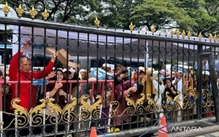 Warga Mulai Antre Masuk Acara Open House di Istana