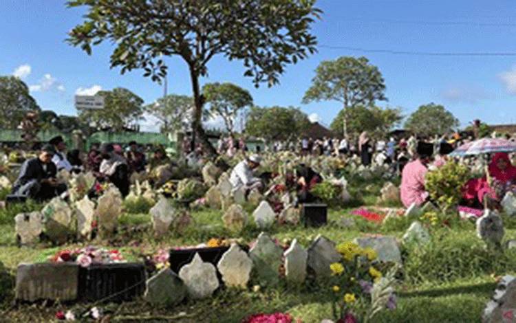 Ribuan Umat Lintas Agama Jalankan Tradisi Ziarah di Kampung Wanasari