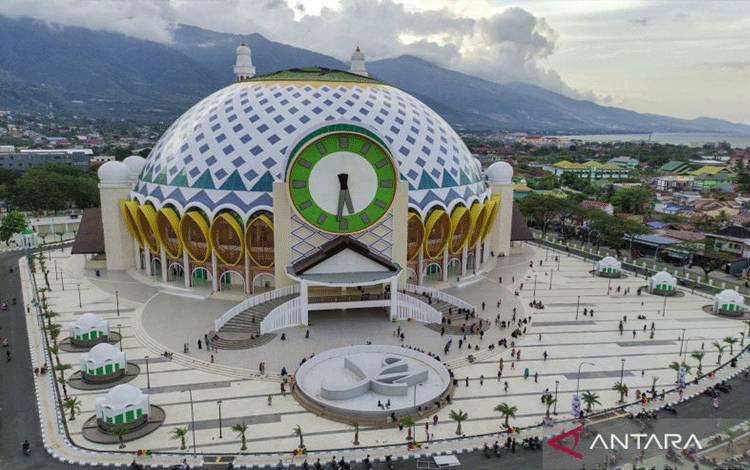 Masjid Raya Baitul Khairaat Palu Gelar Salat Idul Fitri Perdana