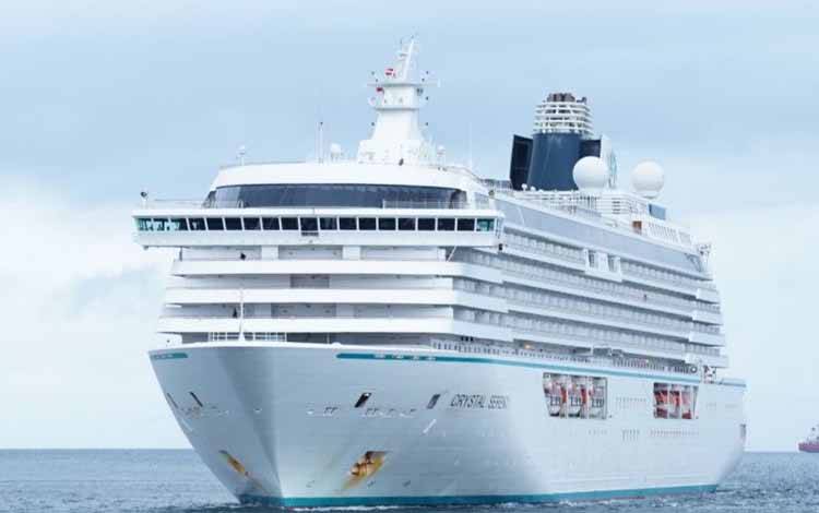 SPJM Pelindo Optimalkan Layanan Sambut Kapal Pesiar Crystal